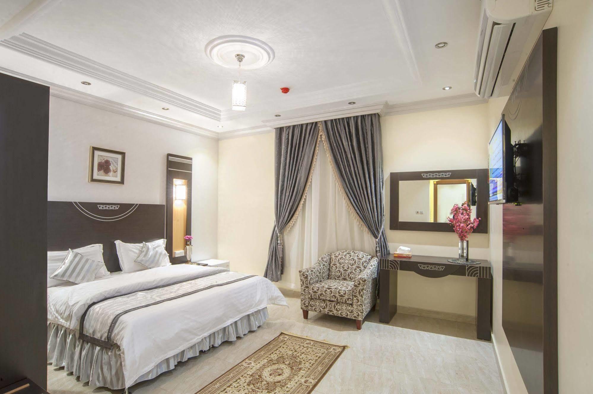 Al Ezzah Palace Hotel Suites Jeddah Exterior photo